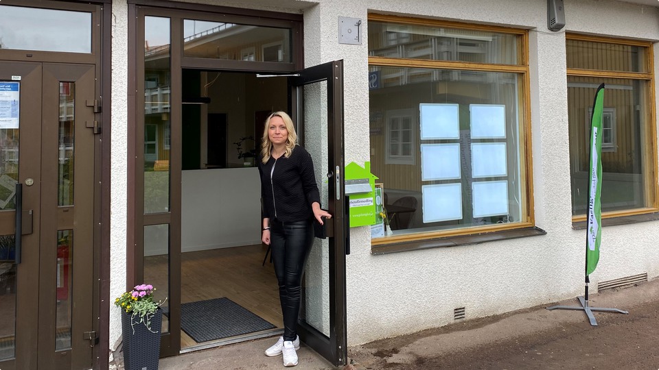 Camilla i dörren till PI Fastighetsförmedling i Särna