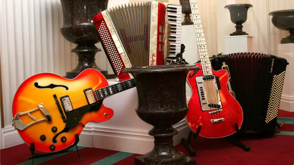 Gitarr, dragspel och urnor på Porfyr- och Hagströmmuseet