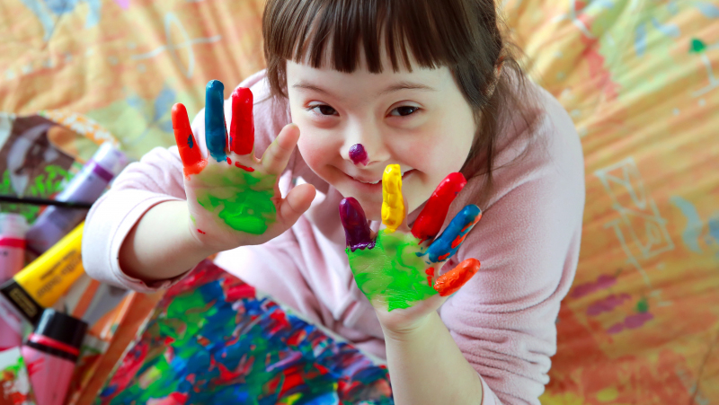 Barn med färgglada fingrar i grundsärskolan