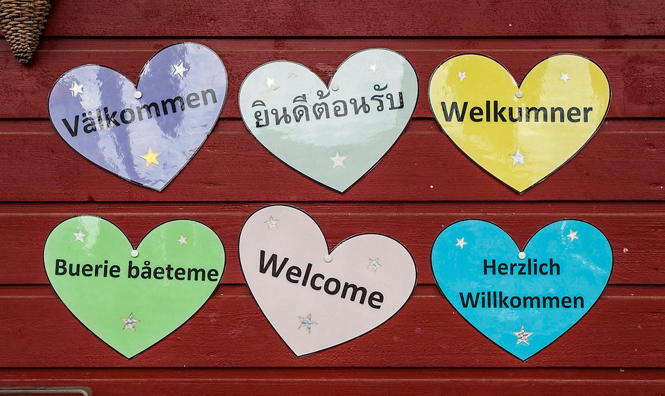 Hjärtan med välkommen på flera språk