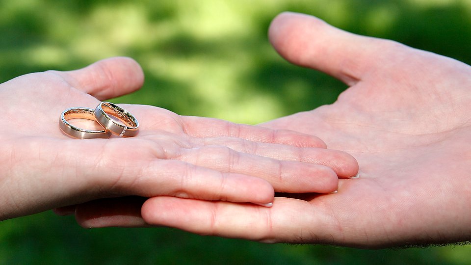 Vigselringar i handen för att gifta sig borgerligt